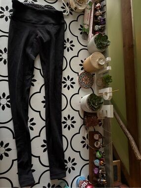 Black reversible leggings with maroon/dark purple